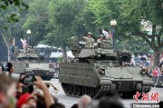 七上九下美国纪念陆军成立250周年阅兵仪式在华盛顿举行