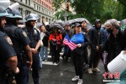 七上九下美国多地举行“没有国王”抗议活动